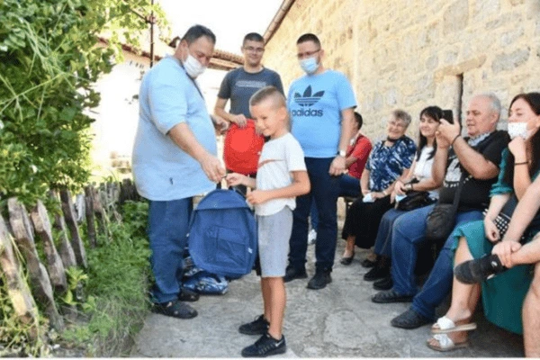 Uručenje školskih rančeva deci