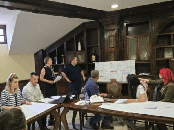 Predavač na pripremama za polaganje stručnog ispita BZR objašnjava procenu rizika